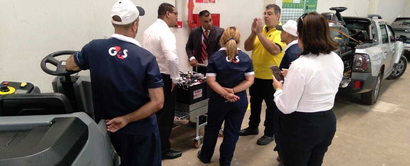 Treinamento de equipe operacional na entrega de equipamentos de limpeza