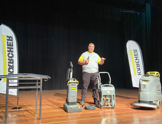 Apresentação técnica de equipamentos de limpeza Kärcher pela equipe Dinamic